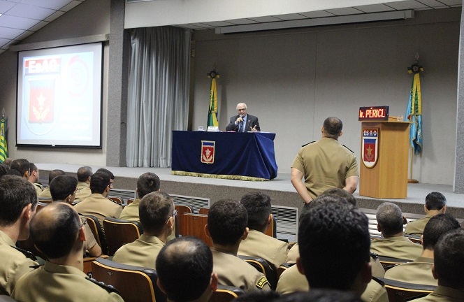 Ministro Péricles realiza palestra para alunos da Escola de  Aperfeiçoamento de Oficiais do Exército