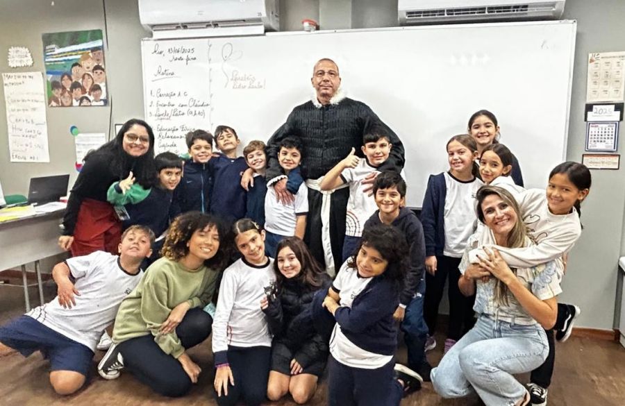 Juiz participa de júri simulado com crianças no Rio de Janeiro e fala sobre bullying, responsabilidade e cidadania