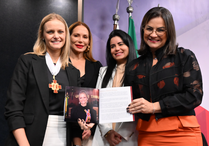 Ministra do STM é homenageada com Medalha Myrthes Gomes de Campos pela OAB/DF