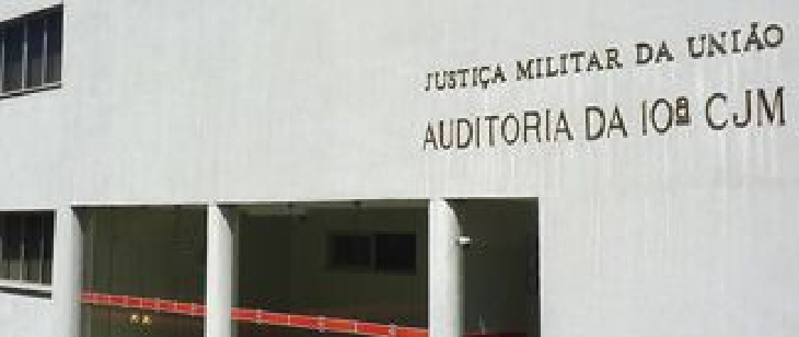 Fachada da 10ª CJM, com jurisdição no Ceará e Piauí. Prédio branco com letreiro institucional e três vãos de acesso. A entrada é simples e destaca-se pelo contraste da fachada clara.
