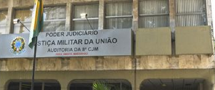 Fachada da 8ª CJM, que atende PA, AP e MA. Prédio com revestimento de pedra e janelas verticais. Placa institucional e bandeiras estão posicionadas à frente da entrada.